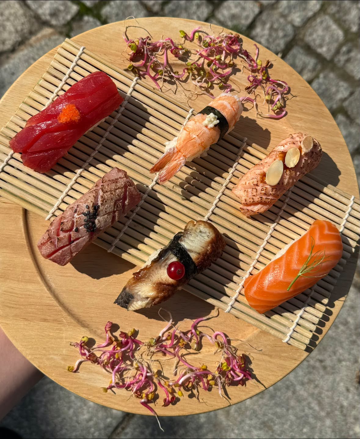 Zestaw nigiri: tuńczyk, krewetka, łosoś opalany, węgorz i łosoś na macie bambusowej
